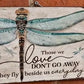 💥2026 HOT SALE⏰50% OFF! 🥳Dragonfly Memorial Garden Sign – “Those We Love Don’t Go Away” Sympathy Gift, Remembrance Outdoor Decor